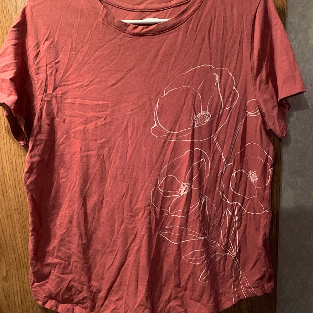 L Old Navy floral tee in mauve